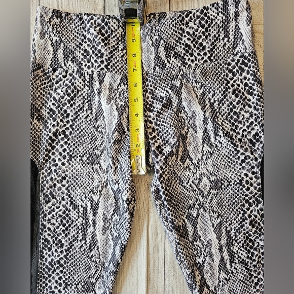 Onzie Hot Yoga Capri Size M/L Black White Snakeskin Magic Sweat Proof Activewear - Picture 7 of 7